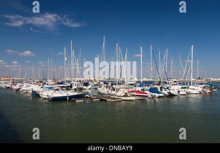 Bateaux amarrés dans la Marina de Vila Real, l'Algarve, Portugal Banque D'Images