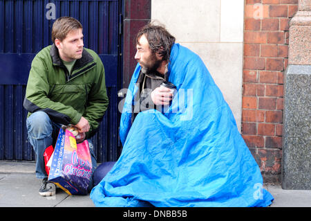 Nottingham, Royaume-Uni. 21e Mars 2014. Membre du public s'arrête au confort sans-abri dans les rues du centre-ville de Nottingham , comme les acheteurs de Noël passer. Crédit : Ian Francis/Alamy Live News Banque D'Images