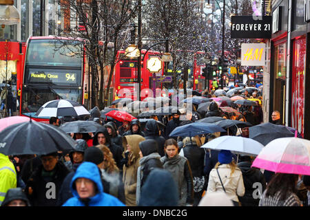 Londres, Royaume-Uni. 21e Mars 2014. Les acheteurs de Noël avec parasols ont bravé la pluie pour profiter de la pré-vente de Noël et de shopping de dernière minute rush dans Oxford Street, London, England Crédit : Paul Brown/Alamy Live News Banque D'Images