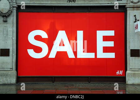 Londres, Royaume-Uni. 21e Mars 2014. Les acheteurs de Noël avec parasols ont bravé la pluie pour profiter de la pré-vente de Noël et de shopping de dernière minute rush dans Oxford Street, London, England Crédit : Paul Brown/Alamy Live News Banque D'Images