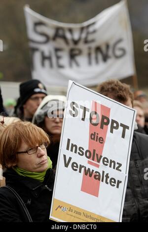 Nuremberg, Allemagne. Dec 21, 2013. Environ 1 500 passionnés de manifester contre la vente du Nuerburgring près de Nuremberg, Allemagne, 21 décembre 2013. Le processus d'appel prendra fin au début de 2014. Photo : Thomas Frey/dpa/Alamy Live News Banque D'Images