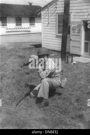 Affichant une bonne position de tir soldat au cours de session de formation, LA DEUXIÈME GUERRE MONDIALE, US Army Base Militaire, Indiana, USA, 1942 Banque D'Images