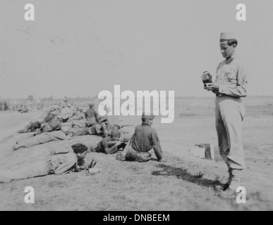 Les soldats pendant la cible, LA DEUXIÈME GUERRE MONDIALE, L'AC 2e Bataillon d'infanterie, 389E, base militaire de l'armée américaine, Indiana, USA, 1942 Banque D'Images