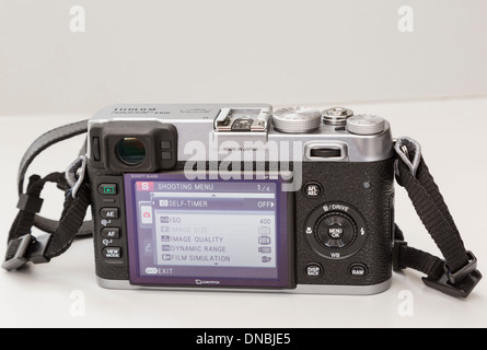 Fujifilm X100 appareil photo numérique compact rétro activée avec l'écran LCD arrière montrant menu et fabriqué au Japon label Banque D'Images