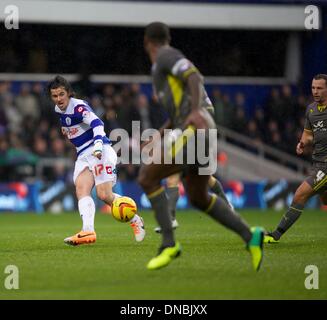 Londres, Royaume-Uni. Dec 21, 2013. Joey Barton des Queens Park Rangers joue la balle à travers durant le championnat match entre les Queens Park Rangers et Leicester City de Loftus Road. Credit : Action Plus Sport/Alamy Live News Banque D'Images