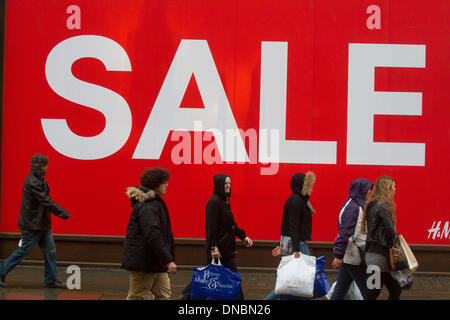 Oxford Street London, UK. 21e Mars 2014. Les gens passent devant une grande vente signe comme des milliers d'acheteurs de Noël remplir Oxford Street à Londres, le plus occupé au cours de la panique Samedi Jour de l'année de la vente au détail comme les grands magasins et boutiques annoncent un important rabais avant Noël. Credit : amer ghazzal/Alamy Live News Banque D'Images