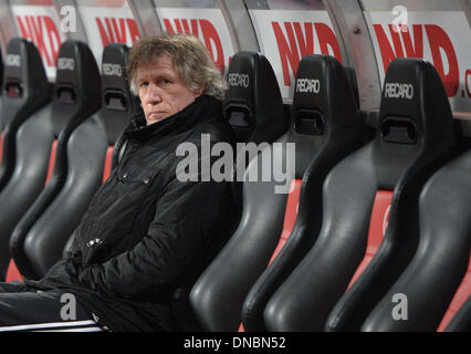 Nuremberg, Allemagne. Dec 21, 2013. L'entraîneur-chef de Nuremberg Gertjan Verbeek avant la Bundesliga match entre FC Nuremberg et le FC Schalke 04 au stade Grundig à Nuremberg, Allemagne, 21 décembre 2013. Photo : TIMM SCHAMBERGER (ATTENTION : En raison de la lignes directrices d'accréditation, le LDF n'autorise la publication et l'utilisation de jusqu'à 15 photos par correspondance sur internet et dans les médias en ligne pendant le match.)/dpa/Alamy Live News Banque D'Images