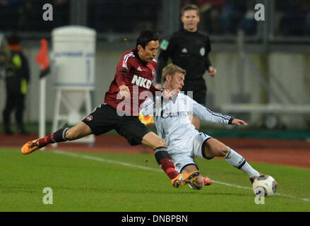 Nuremberg, Allemagne. Dec 21, 2013. Makoto Hasabe de Nuremberg (L) rivalise pour le bal avec Schalke's Maximilian Meyer lors de la Bundesliga match entre FC Nuremberg et le FC Schalke 04 au stade Grundig à Nuremberg, Allemagne, 21 décembre 2013. Photo : TIMM SCHAMBERGER (ATTENTION : En raison de la lignes directrices d'accréditation, le LDF n'autorise la publication et l'utilisation de jusqu'à 15 photos par correspondance sur internet et dans les médias en ligne pendant le match.)/dpa/Alamy Live News Banque D'Images