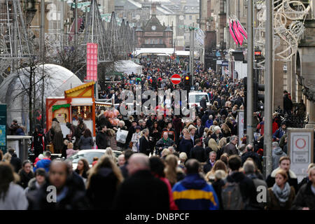 Buchanan Street, centre-ville de Glasgow, Écosse, Royaume-Uni, samedi 21 décembre 2013. Les gens font du shopping de Noël sur Buchanan Street dans le centre-ville de Glasgow pendant le solstice d'hiver du Royaume-Uni et le samedi dernier avant le jour de Noël Banque D'Images