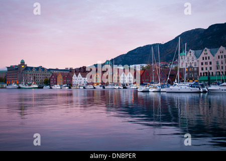 Une vue de Bryggen et Vågen, dans la belle ville de Bergen, en Norvège, au lever du soleil. Banque D'Images