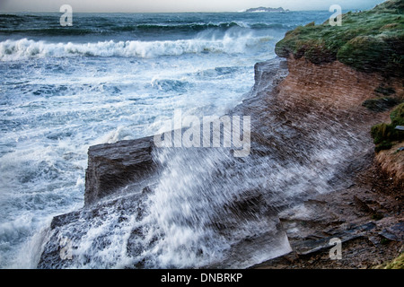 Vagues se briser sur les falaises au cours d'une tempête, Harlyn Bay, Padstow, Cornwall, Angleterre Banque D'Images