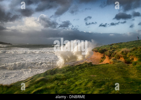 Vagues se briser sur les falaises au cours d'une tempête, Harlyn Bay, Padstow, Cornwall, Angleterre Banque D'Images