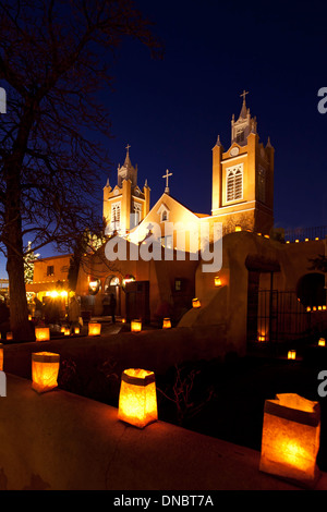 L'église San Felipe de Neri et luminarias (farolitos) la veille de Noël, Old Town Albuquerque, Nouveau Mexique USA Banque D'Images