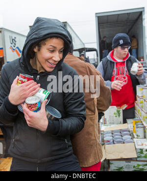 Detroit, Michigan, USA - dans une pluie froide, des bénévoles de syndicats locaux paniers maison de boîtes d'aliments pour les plus démunis. L'événement annuel distribue des aliments achetés par les syndicats à environ 900 familles. Crédit : Jim West/Alamy Live News Banque D'Images