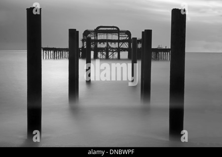 Le reste de la jetée Ouest, Hove, East Sussex, Angleterre, Royaume-Uni.( noir et blanc) Banque D'Images