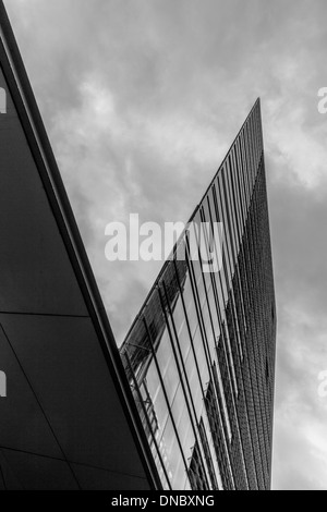 Immeuble de bureaux de grande hauteur à un angle pointu photographié en monochrome Banque D'Images