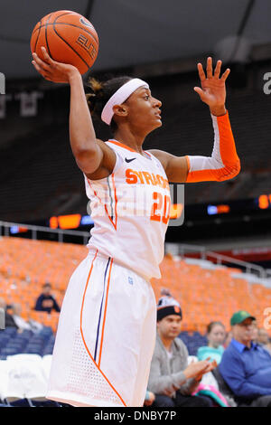 Syracuse, New York, USA. Dec 21, 2013. 21 décembre 2013 : Orange Syracuse guard Brittney Sykes # 20 a l'air de passer la balle au cours de la première moitié d'un basket-ball match entre l'Épervier de Saint Joseph et de l'Orange de Syracuse au Carrier Dome à Syracuse, New York. Syracuse a gagné le match 64-62. Barnes riche/CSM/Alamy Live News Banque D'Images