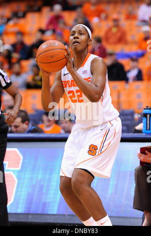 Syracuse, New York, USA. Dec 21, 2013. 21 décembre 2013 : l'avant Orange Syracuse Taylor Ford # 22 prend un coup de feu pendant la première moitié d'un basket-ball match entre l'Épervier de Saint Joseph et de l'Orange de Syracuse au Carrier Dome à Syracuse, New York. Syracuse a gagné le match 64-62. Barnes riche/CSM/Alamy Live News Banque D'Images