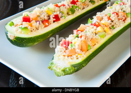 Courgettes farcies au quinoa et les légumes sur une plaque blanche Banque D'Images