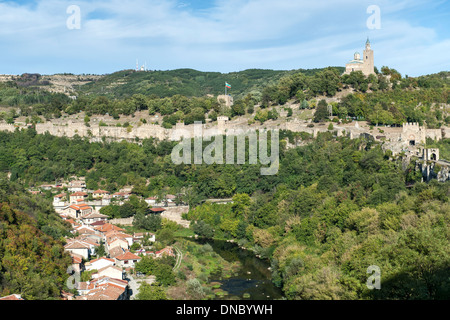 La forteresse de Tsarevets et rivière Yantra à Veliko Tarnovo en Bulgarie. Banque D'Images