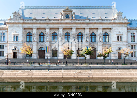 Le Palais de Justice sur la rive sud de la rivière Dâmbovița à Bucarest, la capitale de la Roumanie. Banque D'Images