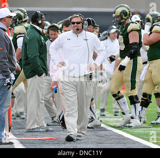 Albuquerque, Nouveau Mexique. Dec 21, 2013. Washington State Cougars entraîneur en chef Mike Leach le long des parcours au cours de la NCAA Football Match de la 8e édition de New Mexico Bowl Gildan entre Colorado State Rams sur l'État de Washington et de terrain de la succursale à University Stadium à Albuquerque, Nouveau Mexique. Image libre de droits : crédit Lou Novick/Cal Sport Media/Alamy Live News Banque D'Images