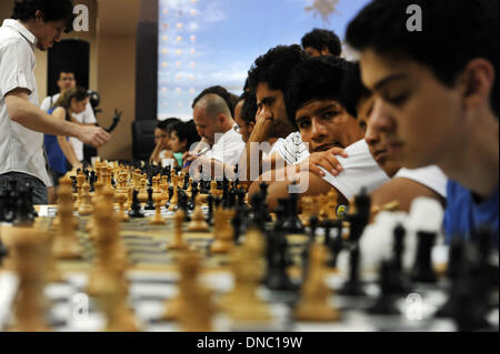 Buenos Aires, Argentine. Dec 21, 2013. Les participants jouer aux échecs pendant le quatrième 'Pion' tournoi d'échecs à Buenos Aires, capitale de l'Argentine, le 21 décembre 2013. Crédit : Jose Romero/Telam/Xinhua/Alamy Live News Banque D'Images