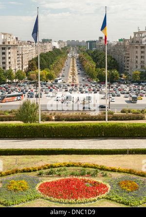 Vue de l'Unification Boulevard depuis le balcon du Palais du Parlement à Bucarest, la capitale de la Roumanie. Banque D'Images