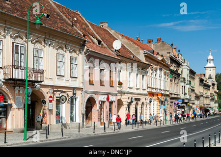 Bâtiments sur George Baritiu street dans la vieille ville de Brasov, une ville dans la région de Transylvanie centrale de Roumanie. Banque D'Images