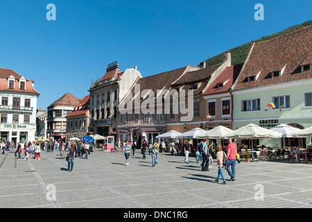 Les piétons à Brașov place du Conseil (Piața Sfatului) dans la vieille ville de Brasov, une ville dans la région de Transylvanie en Roumanie. Banque D'Images