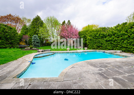 Cour avec piscine creusée piscine privé résidentiel et patio en pierre Banque D'Images