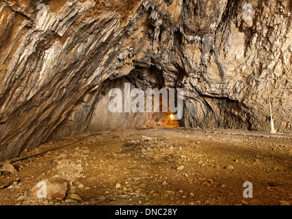 Intérieur de la grotte Ialomicioara dans les Monts Bucegi et de la région de Transylvanie du centre de la Roumanie. Banque D'Images