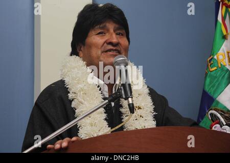 La Paz, Bolivie. Dec 21, 2013. Le président bolivien Evo Morales prend part à une conférence de presse après son arrivée à l'aéroport militaire de la ville de El Alto, en Bolivie, le 21 décembre 2013. Evo Morales est revenu de la Chine, où il a été témoin du lancement du premier satellite de communication de la Bolivie, du nom de l'Tupac Katari, Centre de lancement de satellites de Xichang. Credit : Enzo De Luca/ABI/Xinhua/Alamy Live News Banque D'Images