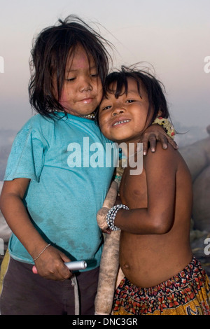 Deux jeunes filles sont enfant travailleur reposant à la décharge de Stung Meanchey toxiques à Phnom Penh, Cambodge. Banque D'Images