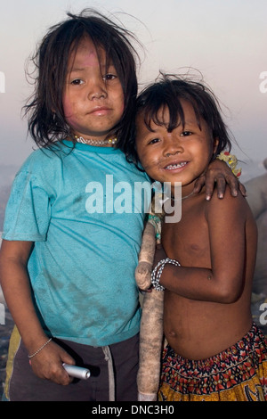 Deux jeunes filles sont enfant travailleur reposant à la décharge de Stung Meanchey toxiques à Phnom Penh, Cambodge. Banque D'Images