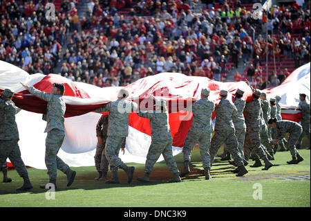 Las Vegas, NV, USA. Dec 21, 2013. Las Vegas, NV. Rôle des militaires US à un drapeau américain au cours de la Pourpre Royale Las Vegas Bowl college match de football entre les Bulldogs de Fresno St. et l'USC Trojans au Sam Boyd Stadium à Las Vegas, NV. John Green/CSM/Alamy Live News Banque D'Images