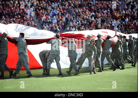 Las Vegas, NV, USA. Dec 21, 2013. Las Vegas, NV. Rôle des militaires US à un drapeau américain au cours de la Pourpre Royale Las Vegas Bowl college match de football entre les Bulldogs de Fresno St. et l'USC Trojans au Sam Boyd Stadium à Las Vegas, NV. John Green/CSM/Alamy Live News Banque D'Images