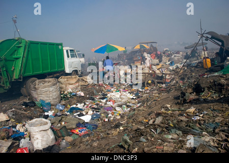 Groupe de récupérateurs recueillent des matières toxiques à la décharge de Stung Meanchey à Phnom Penh, Cambodge. Banque D'Images