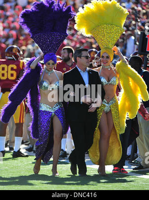Las Vegas, NV, USA. Dec 21, 2013. Las Vegas, NV. Showgirls Vegas au cours de la Pourpre Royale Las Vegas Bowl college match de football entre les Bulldogs de Fresno St. et l'USC Trojans au Sam Boyd Stadium à Las Vegas, NV. John Green/CSM/Alamy Live News Banque D'Images