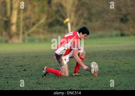 Un joueur de rugby birchfield lieux soigneusement la balle avant de tenter une conversion Banque D'Images