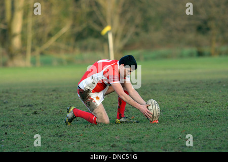 Un joueur de rugby birchfield lieux soigneusement le ballon avant de tenter de marquer une pénalité Banque D'Images