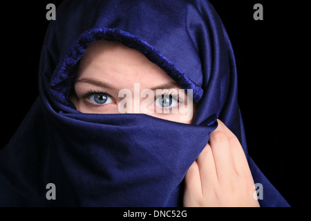 Le Portrait of a cute girl scandinave en studio avec un niqab Banque D'Images