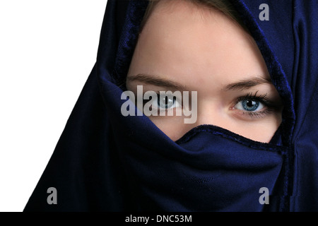 Le Portrait of a cute girl scandinave en studio avec un niqab Banque D'Images