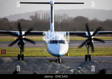 Flybe Bombardier Dash 8 Q400 avion arrivant à l'aéroport de Manchester Banque D'Images