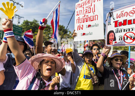 Bangkok, Thaïlande. Dec 22, 2013. Un des manifestants anti-gouvernement comme ils chantent depuis mars un barrage bloquant la route à l'accueil de Yingluck Shinawatra. Des centaines de milliers de Thaïlandais se sont réunis à Bangkok dimanche dans une série de manifestations contre le gouvernement intérimaire de Yingluck Shinawatra. Les manifestations sont une suite de protestations qui ont commencé au début de novembre et ont provoqué la dissolution de l'Pheu Thai conduit gouvernement de Yingluck Shinawatra. Les manifestants se sont rassemblés à la maison de Yingluck et lancé une série de cortèges officiels qui, de fait, paralysé la ville. Banque D'Images