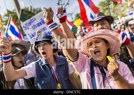 Bangkok, Thaïlande. Dec 22, 2013. Un des manifestants anti-gouvernement comme ils chantent depuis mars un barrage bloquant la route à l'accueil de Yingluck Shinawatra. Des centaines de milliers de Thaïlandais se sont réunis à Bangkok dimanche dans une série de manifestations contre le gouvernement intérimaire de Yingluck Shinawatra. Les manifestations sont une suite de protestations qui ont commencé au début de novembre et ont provoqué la dissolution de l'Pheu Thai conduit gouvernement de Yingluck Shinawatra. Les manifestants se sont rassemblés à la maison de Yingluck et lancé une série de cortèges officiels qui, de fait, paralysé la ville. Banque D'Images