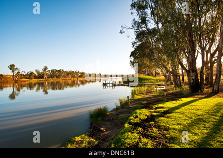 Petit matin, lumière sur Kroehns Landing, sur la célèbre Murray River. Banque D'Images