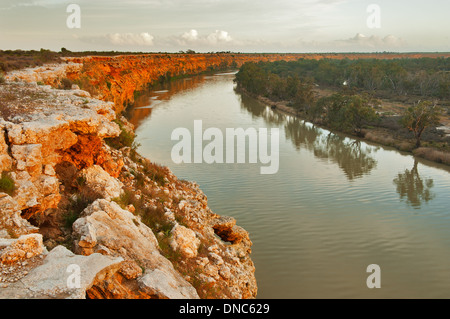 Falaises rougeoyante de la Murray River Big Bend. Banque D'Images