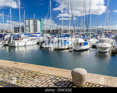 Bateaux dans Sutton Harbour Marina plymouth Devon, Angleterre Angleterre Europe Banque D'Images