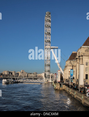 La grande roue London Eye vue depuis le pont de Westminster Banque D'Images